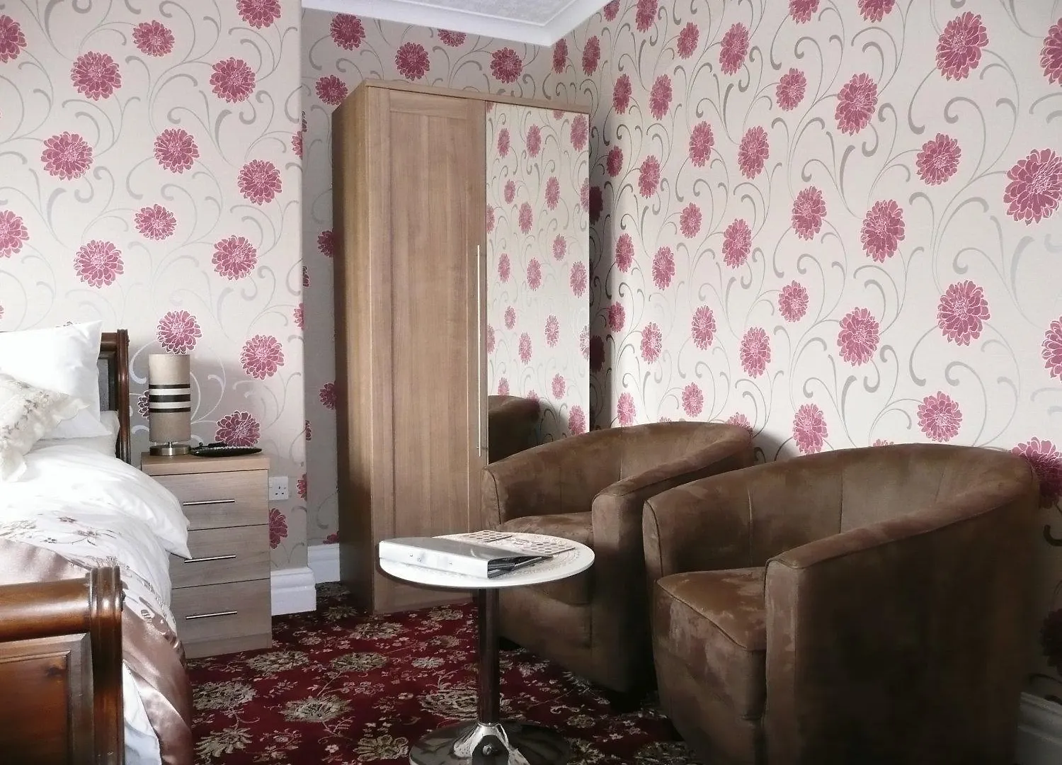Cherry Blossom Guest House Γουίτμπι Bed and Breakfast
