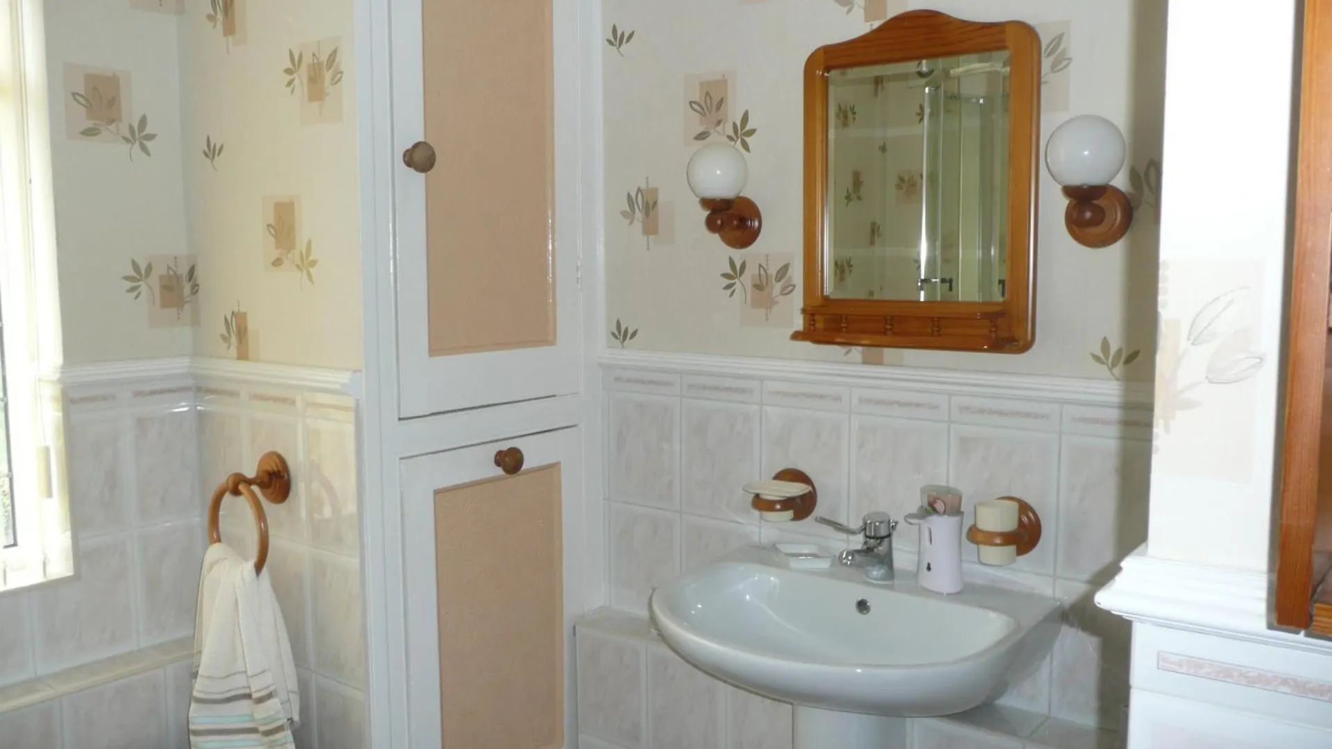 Cherry Blossom Guest House Γουίτμπι