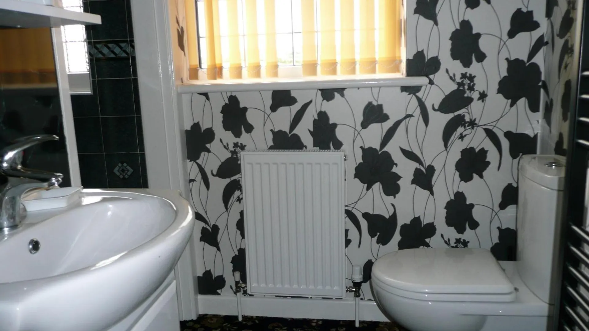 Bed and Breakfast Cherry Blossom Guest House Γουίτμπι