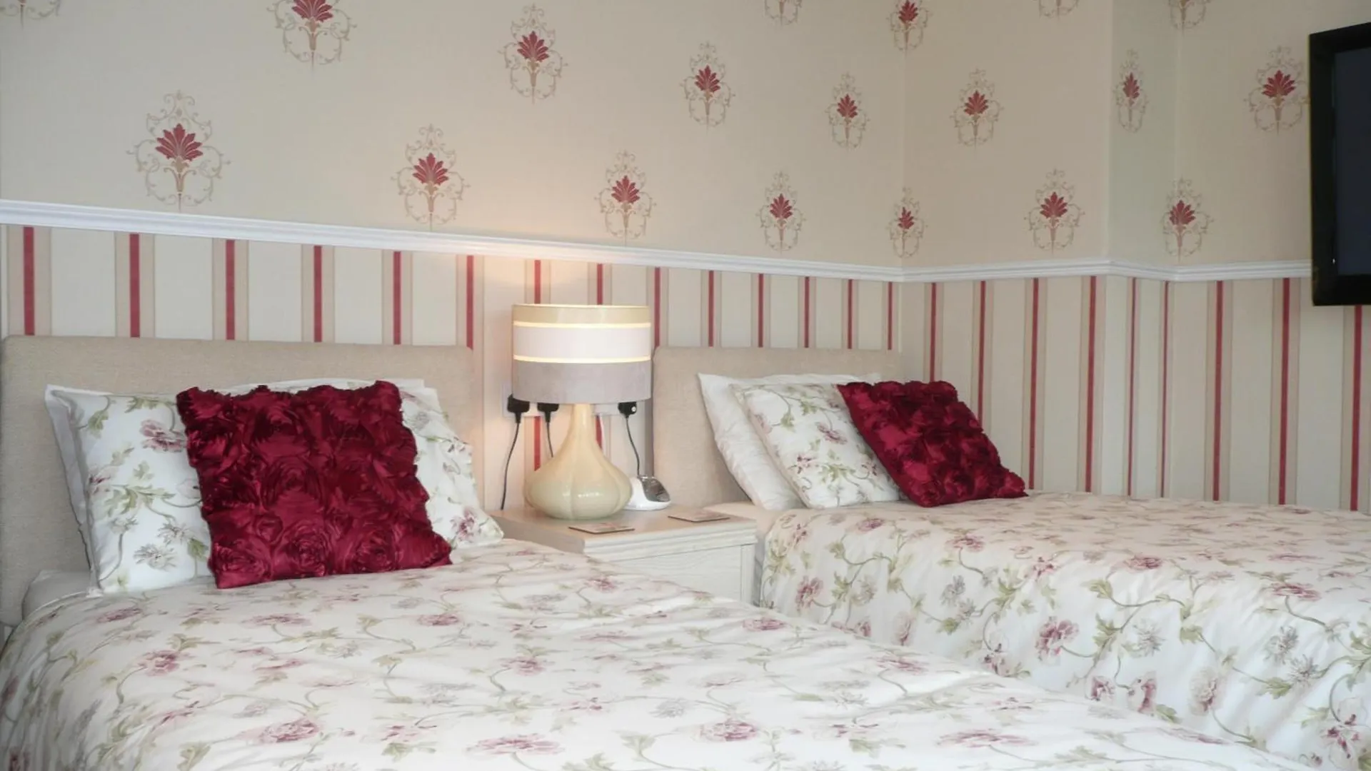 Cherry Blossom Guest House Γουίτμπι Bed and Breakfast