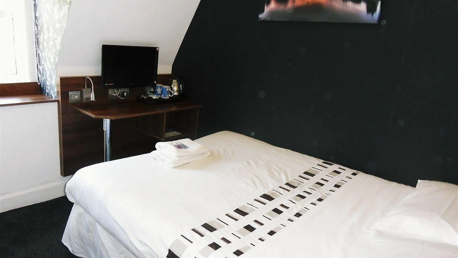 Bed and Breakfast Cherry Blossom Guest House Γουίτμπι