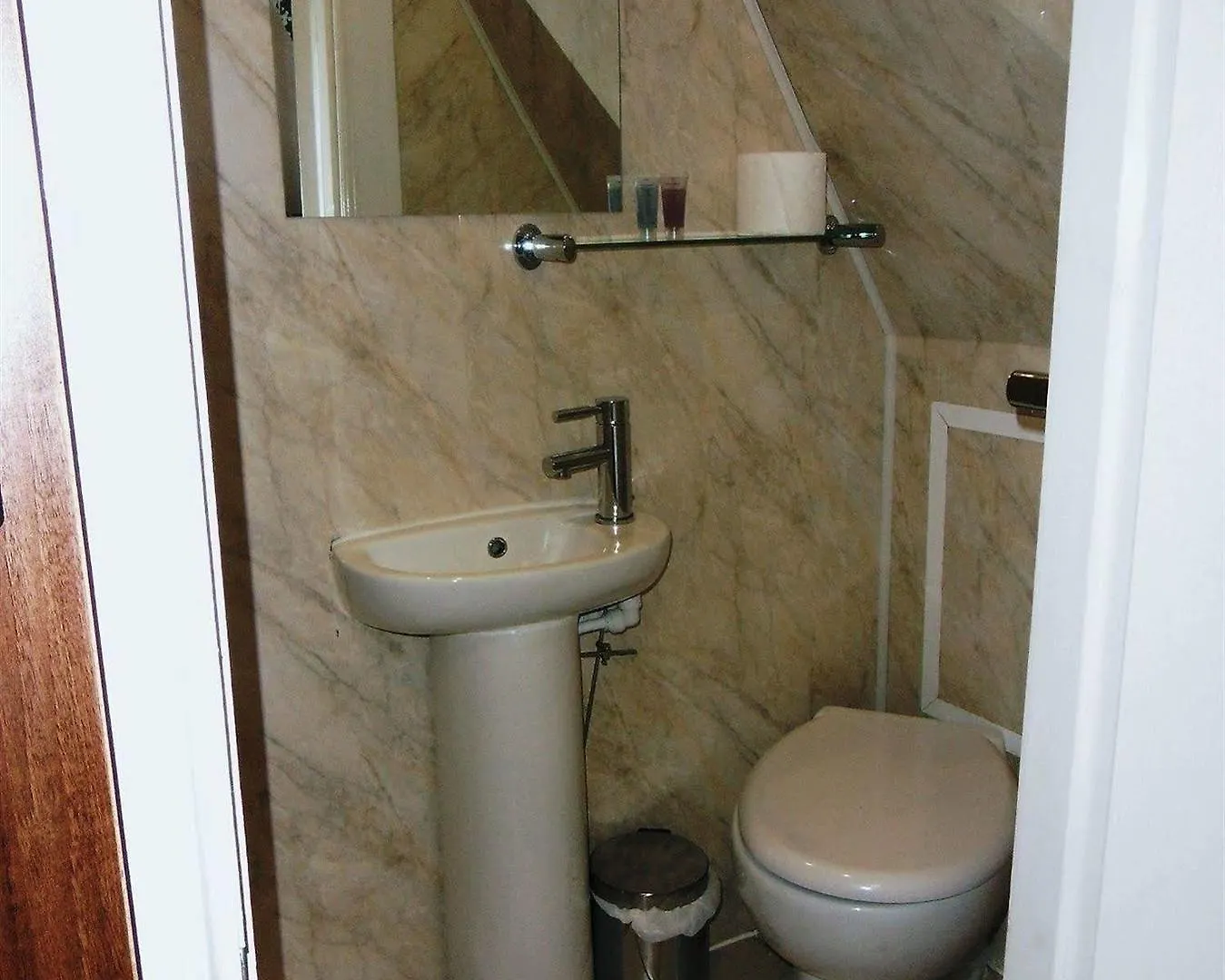 Bed and Breakfast Cherry Blossom Guest House Γουίτμπι