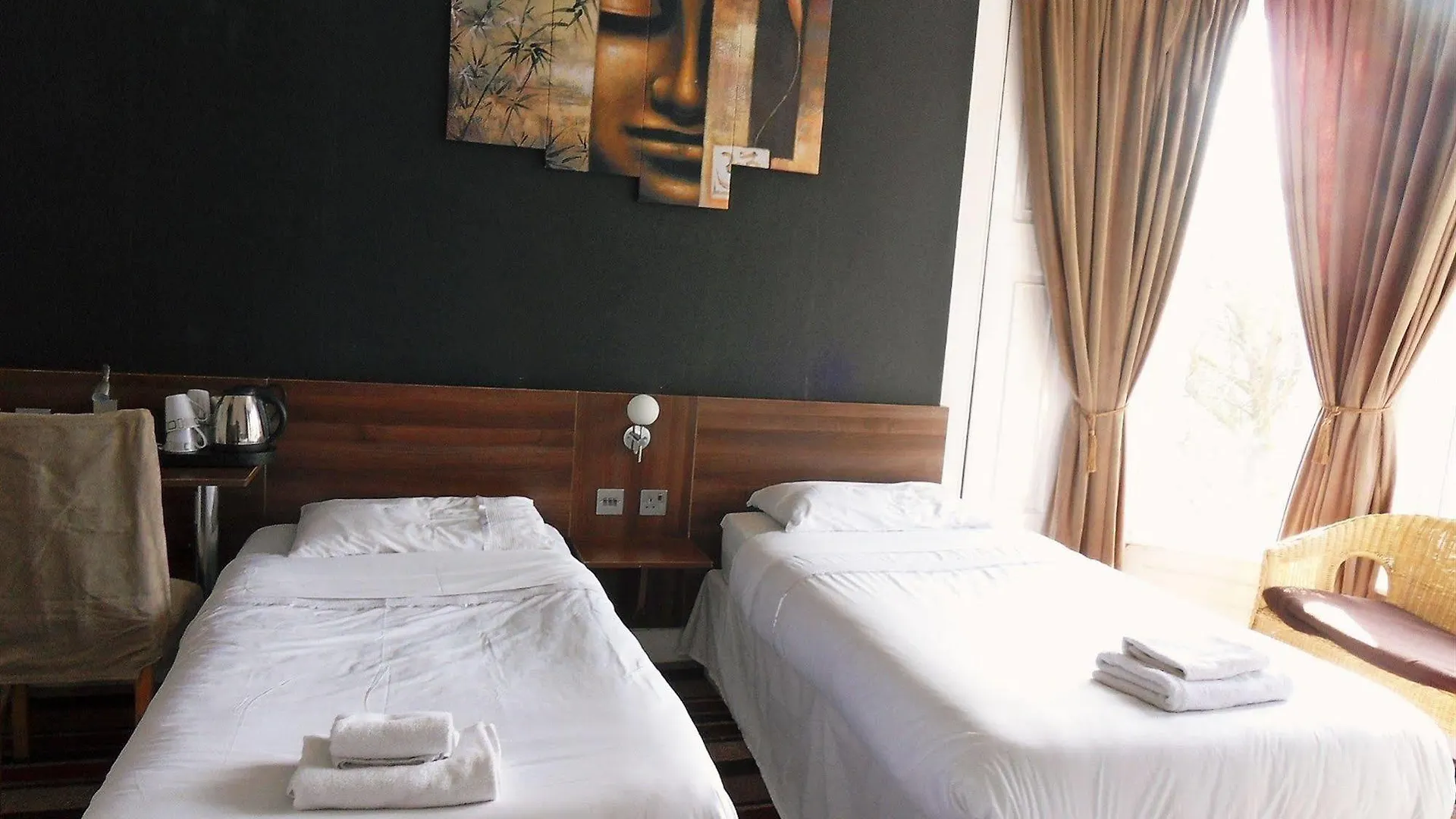 Cherry Blossom Guest House Γουίτμπι Bed and Breakfast