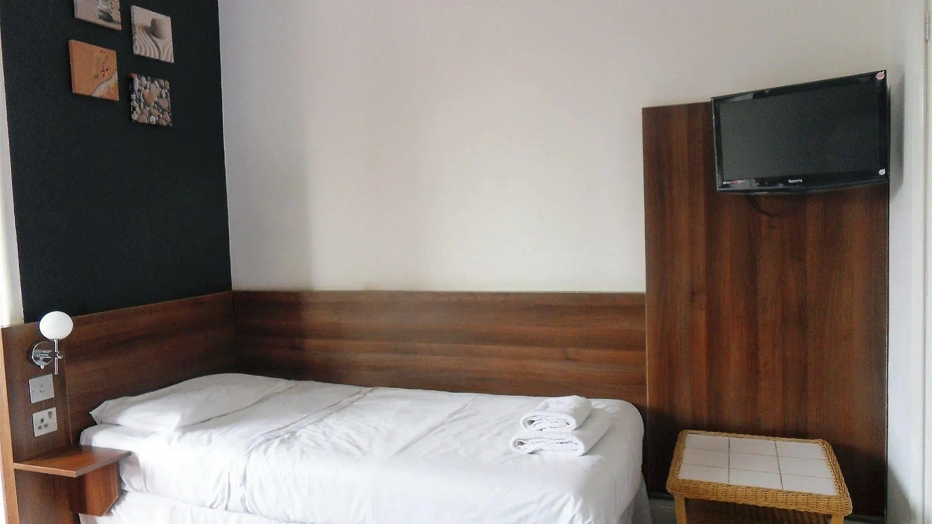 Cherry Blossom Guest House Γουίτμπι 3*,