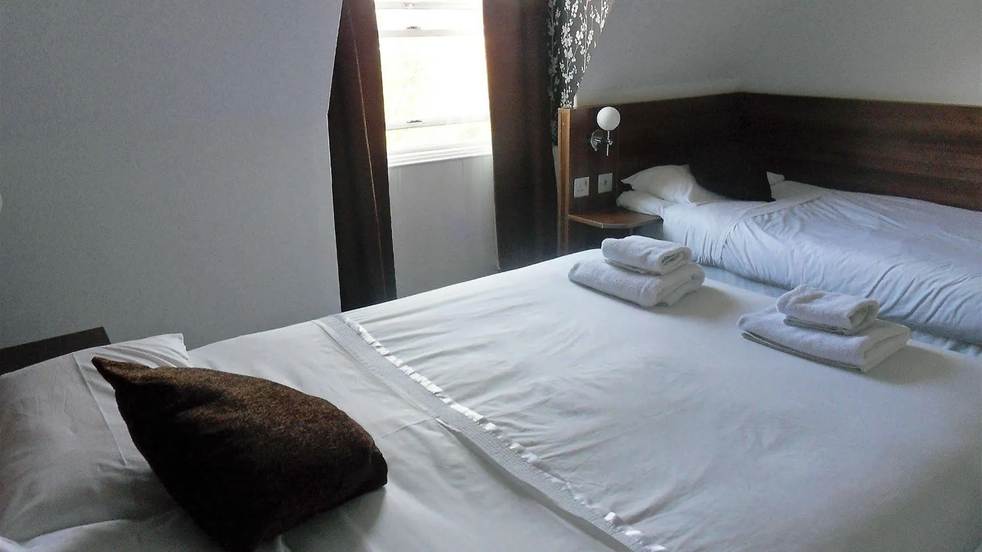 Cherry Blossom Guest House Γουίτμπι Bed and Breakfast