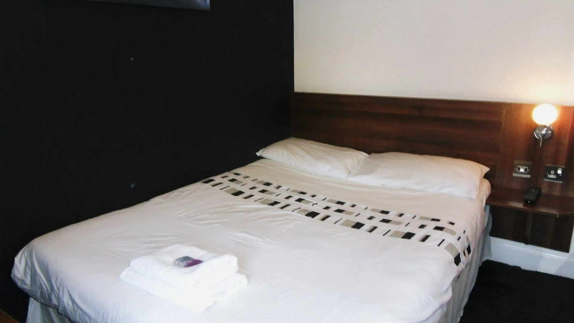Cherry Blossom Guest House Γουίτμπι 3*,