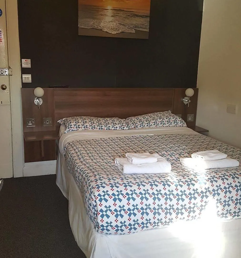 Cherry Blossom Guest House Γουίτμπι Bed and Breakfast