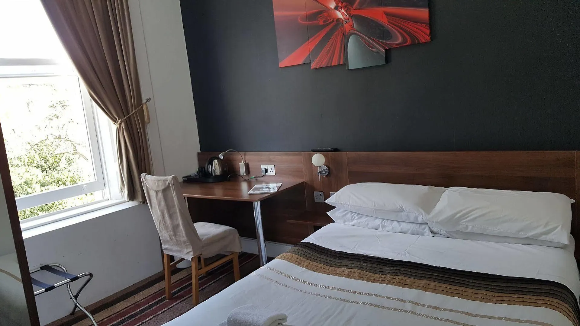 Cherry Blossom Guest House Γουίτμπι
